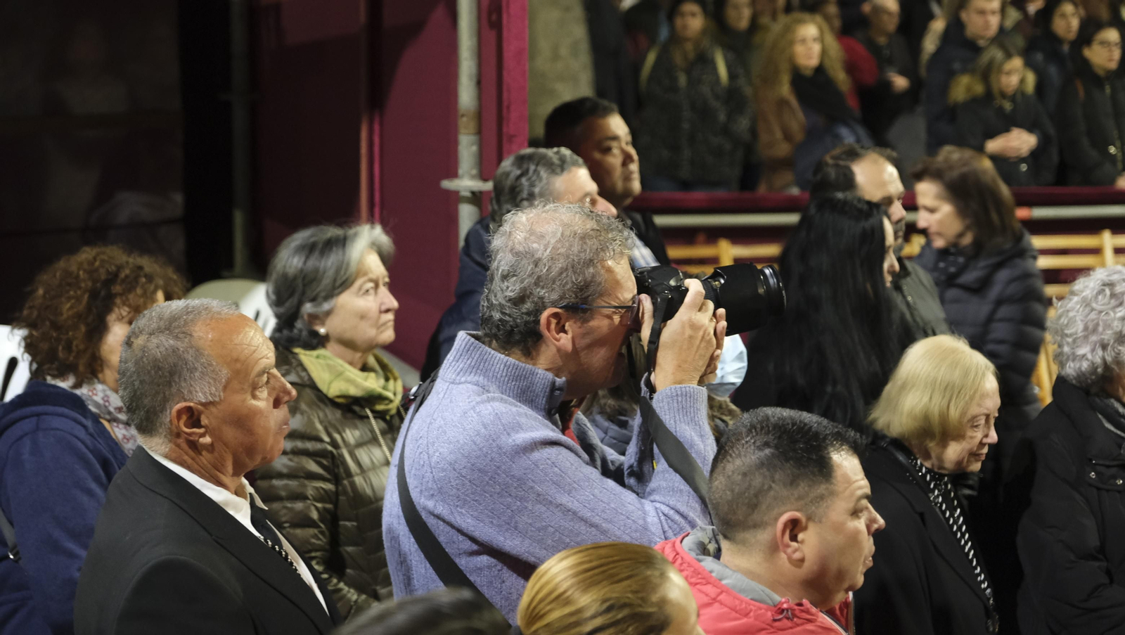 Procesión del Vía Crucis-Cristo de la Escucha en Almería, en imágenes