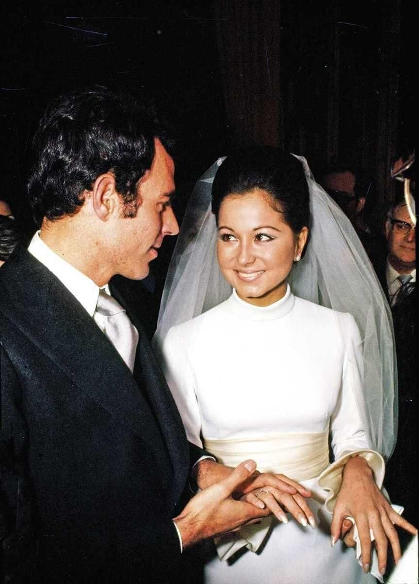 Julio Iglesias e Isabel Preysler se intercambian los anillos en su enlace en la iglesia de Illescas.