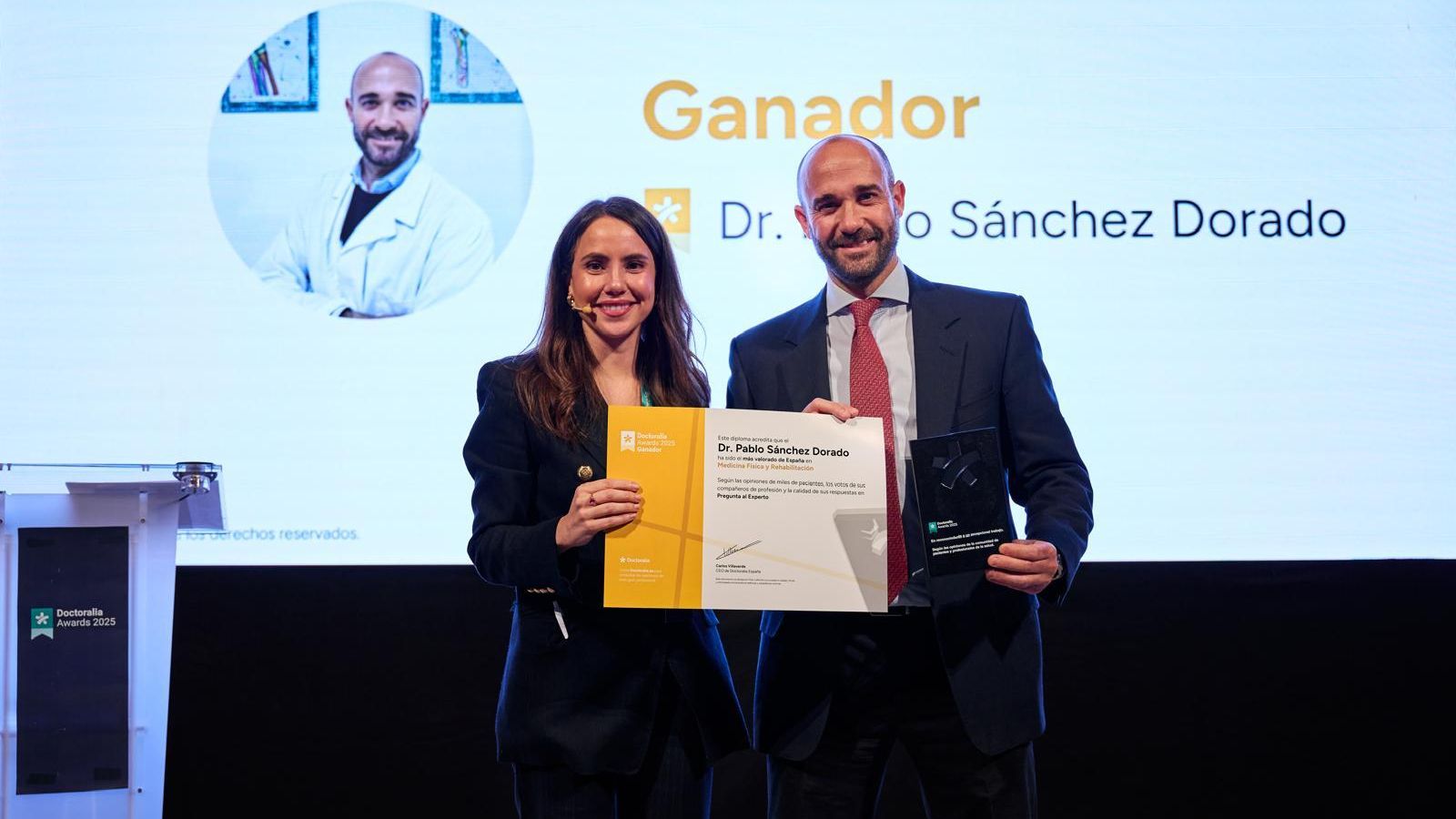 Pablo Sánchez Dorado, con el certificado del premio de 'Doctoralia Awards'.