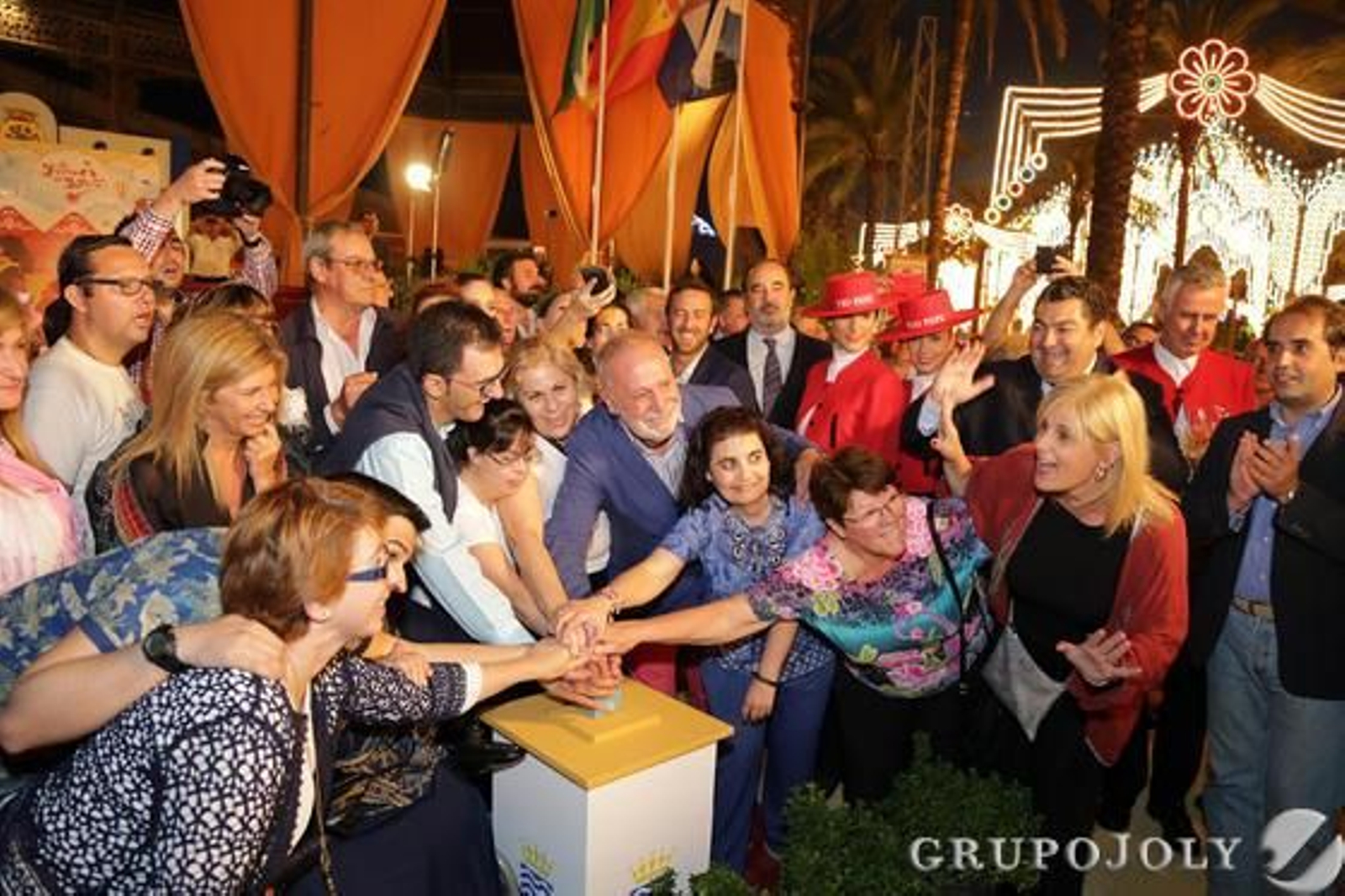 La alcaldesa da la señal a los diferentes representantes de asociaciones de discapacitados para pulsar el botón de encendido del alumbrado.  Foto: Miguel Angel Gonzalez