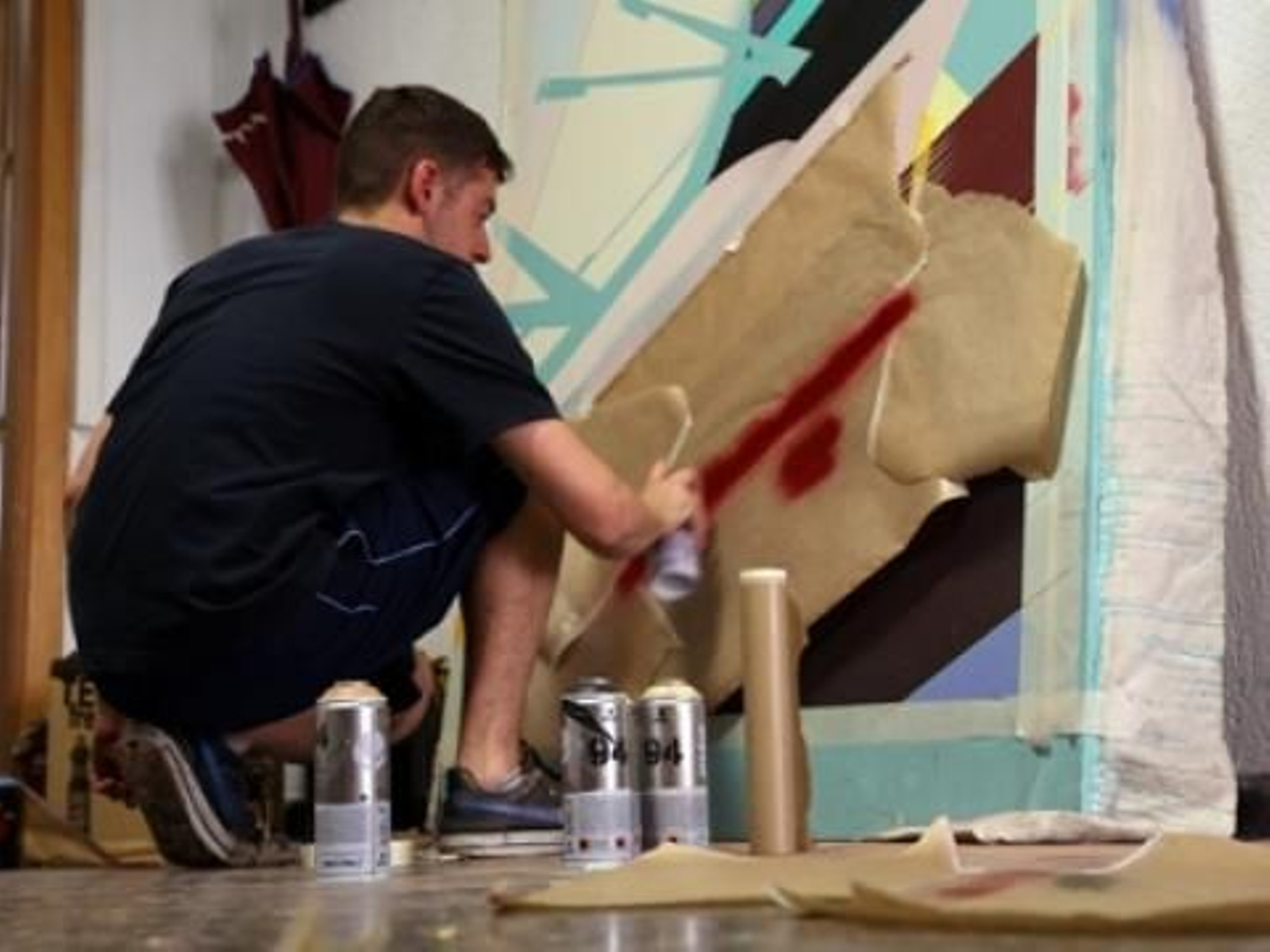 Gonzalo Fuentes junto a una de sus obras de arte.