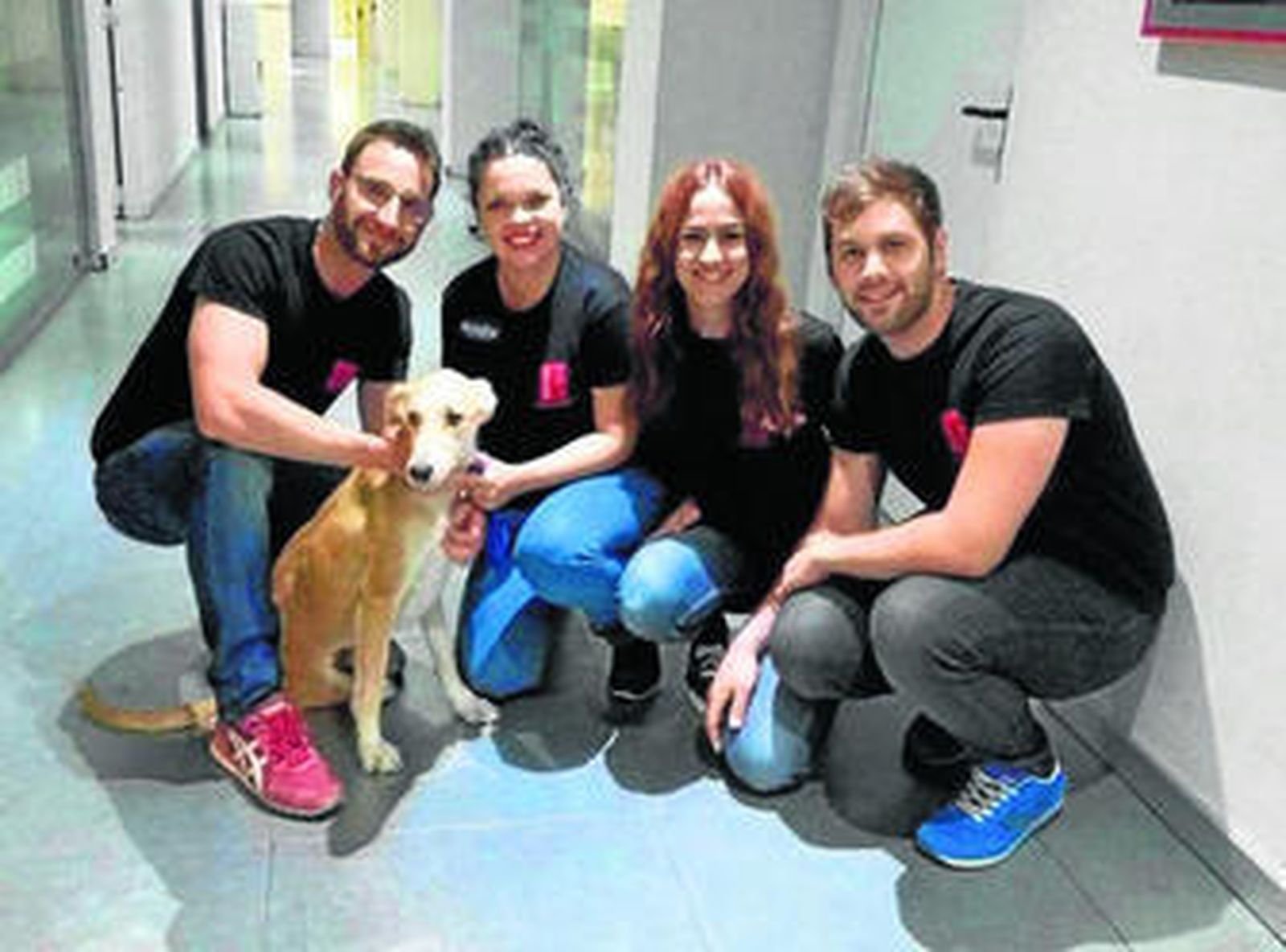 Dani Rovira, con miembros de La Huella Roja y el perro Kimi, en los pasillos de Antena 3. Meca y Kimi.