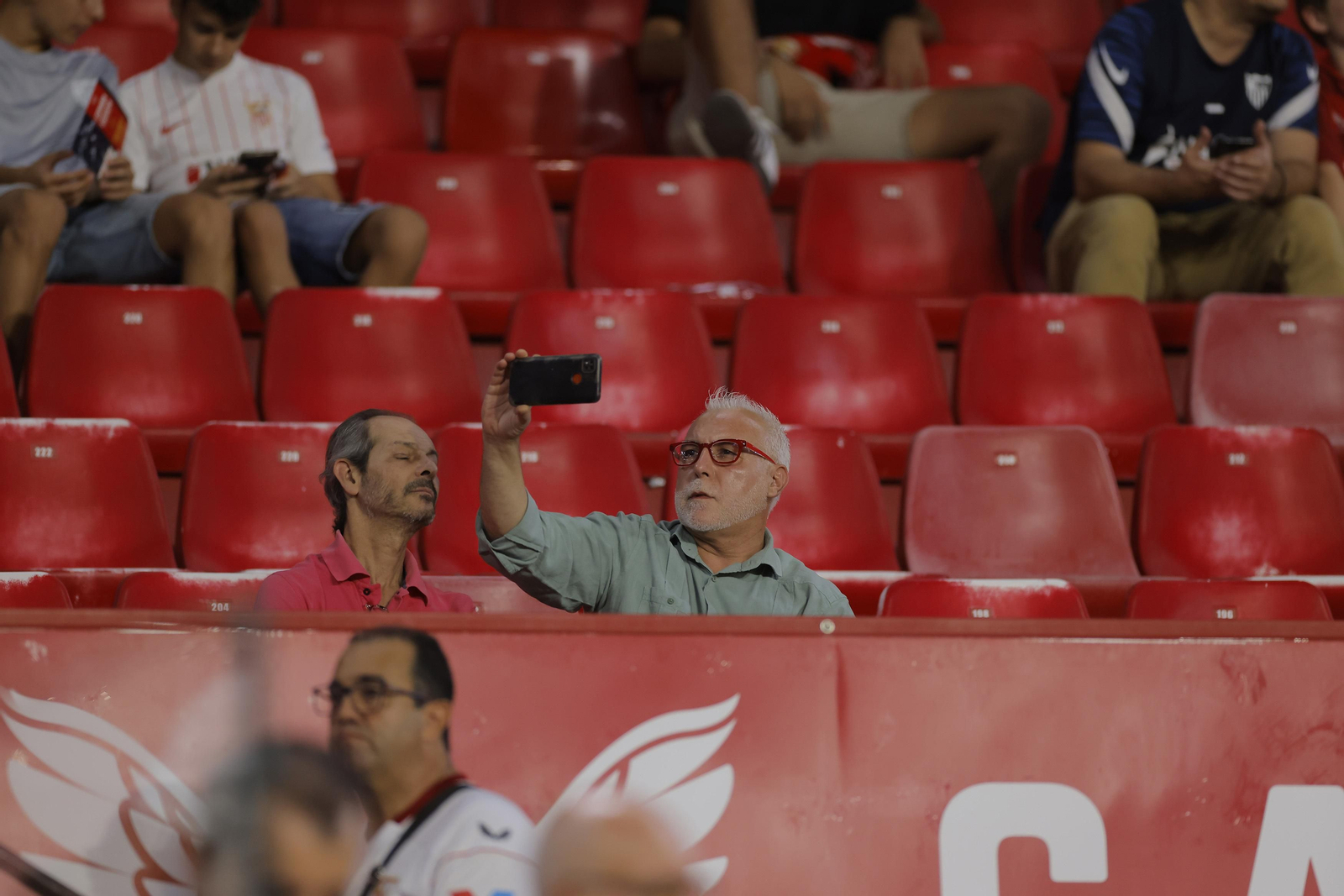 Búscate en las fotos del Sevilla-Rayo