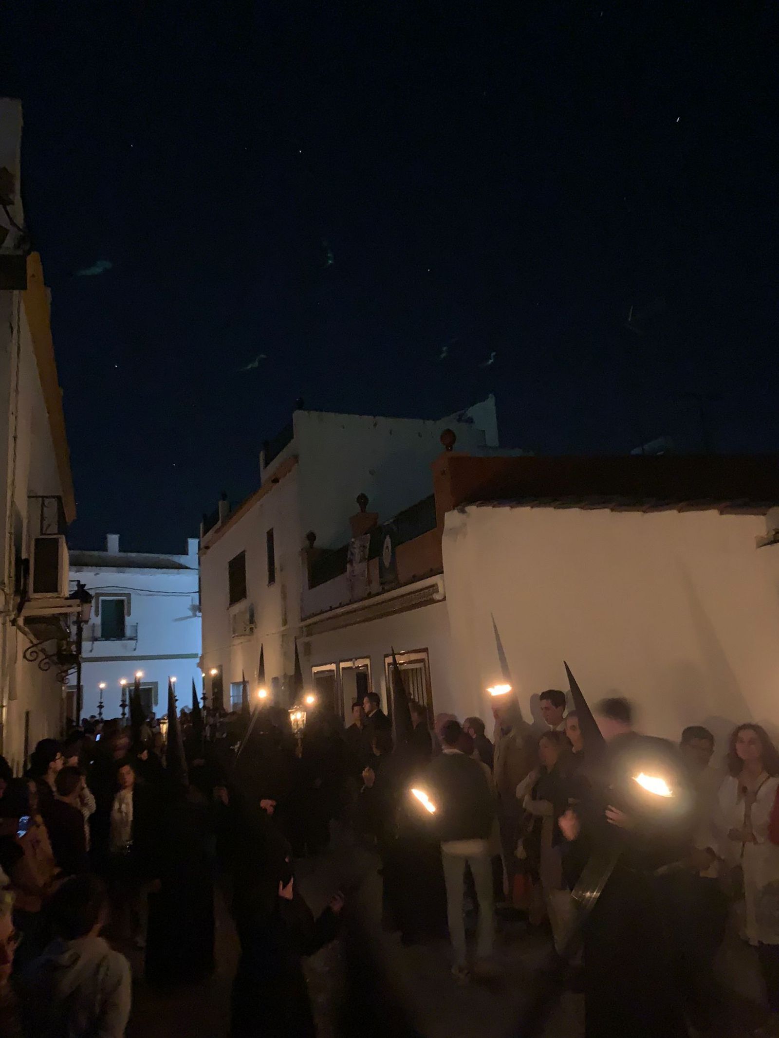 El cortejo de la Vera Cruz por las calles de Valencina