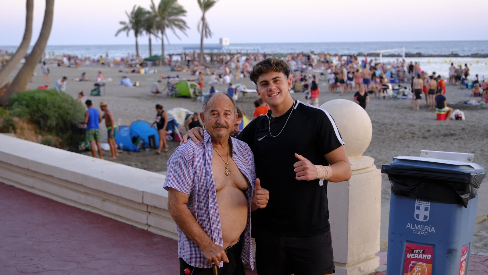 Imágenes de las hogueras de la Noche de San Juan en Almería capital