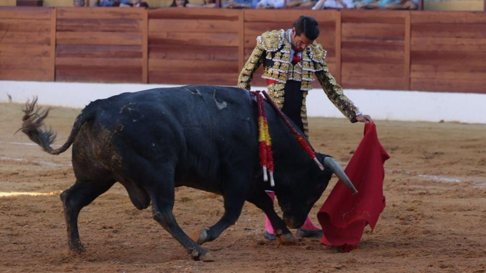 Emilio De Justo, que debutaba en La Línea pese a casi veinte años de alternativa, cortó la friolera de cinco orejas y firmó una cátedra del toreo a los Victorinos.