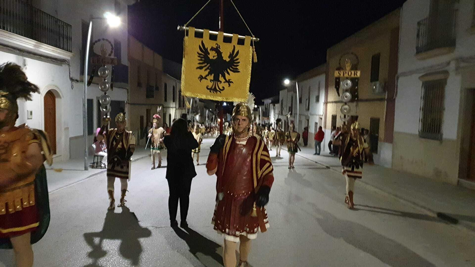 Lunes Santo en Castro del Río: La ofrenda floral de las escoltas romanas, en fotografías