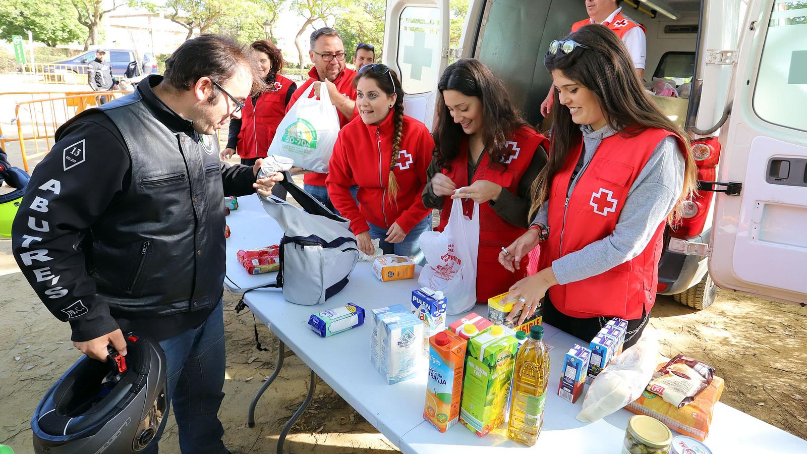 Un motorista entrega tres kilos de alimentos a Cruz Roja. Un motorista entrega tres kilos de alimentos a Cruz Roja.