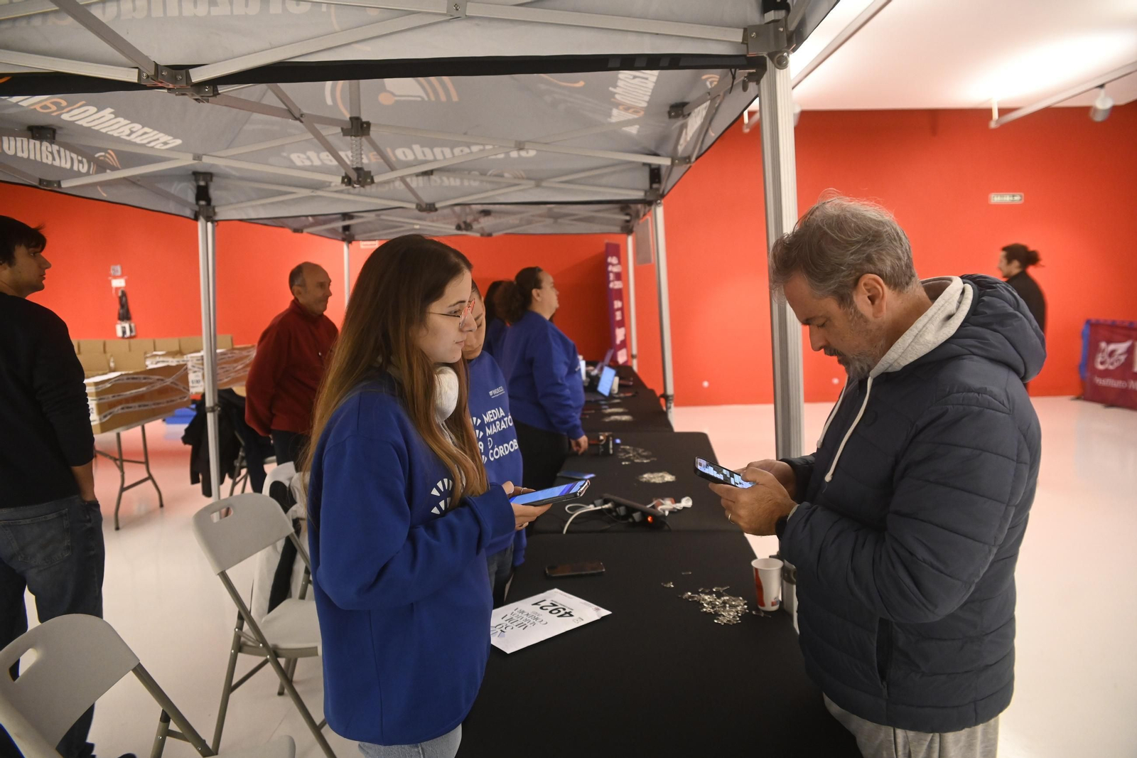 La Feria del Corredor y la entrega de dorsales para la Media Maratón de Córdoba 2025, en imágenes