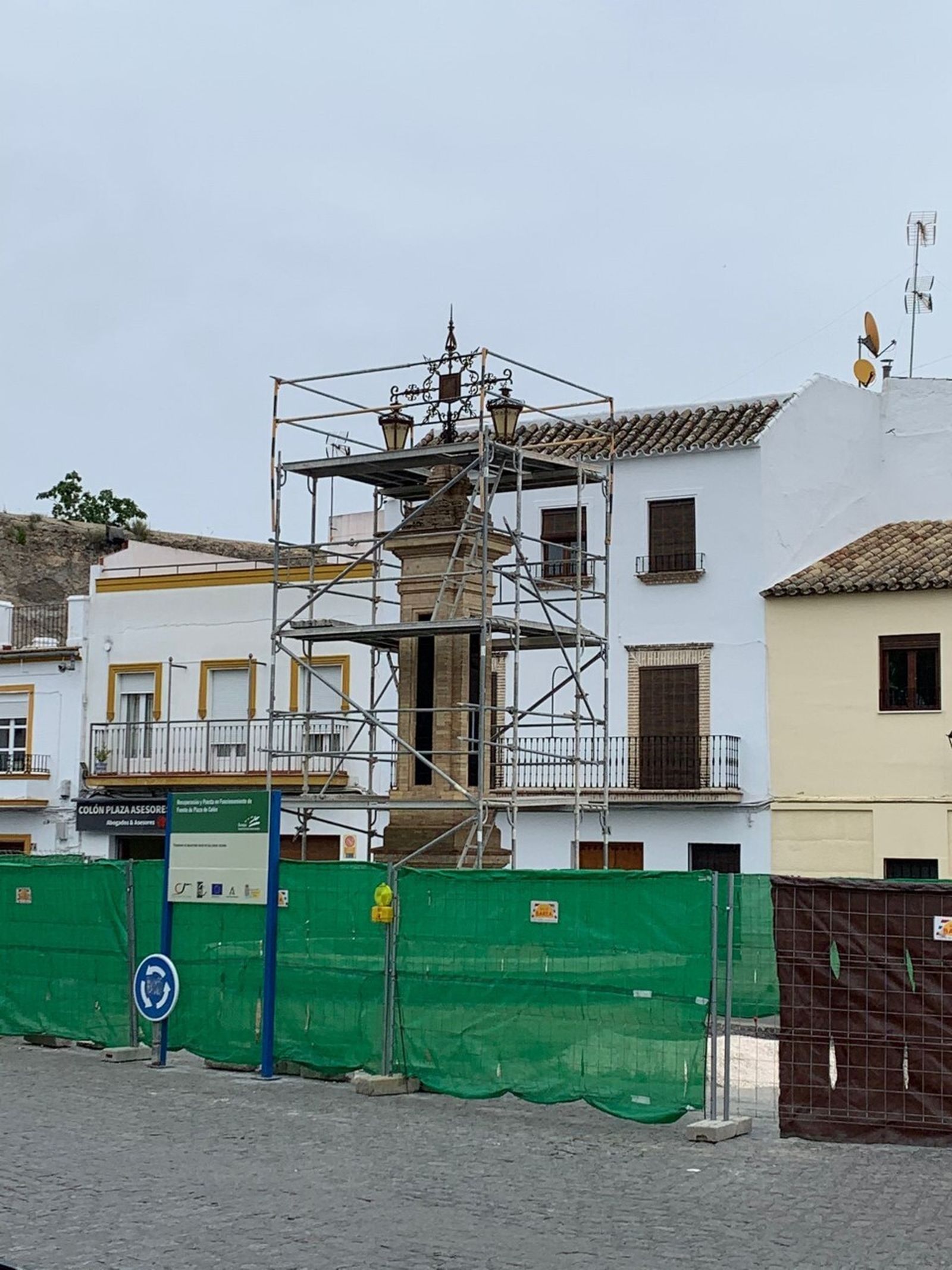 La fuente, tras la colocación, el miércoles, de los andamios.