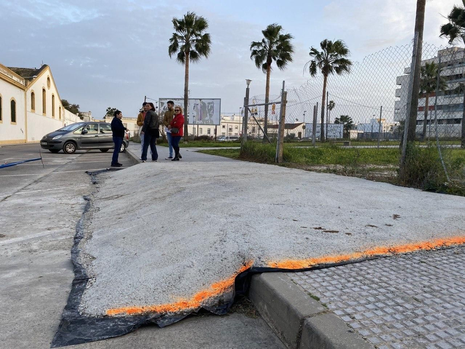 Capa de cemento que da a acceso a uno de los solares para el almacén de materiales.