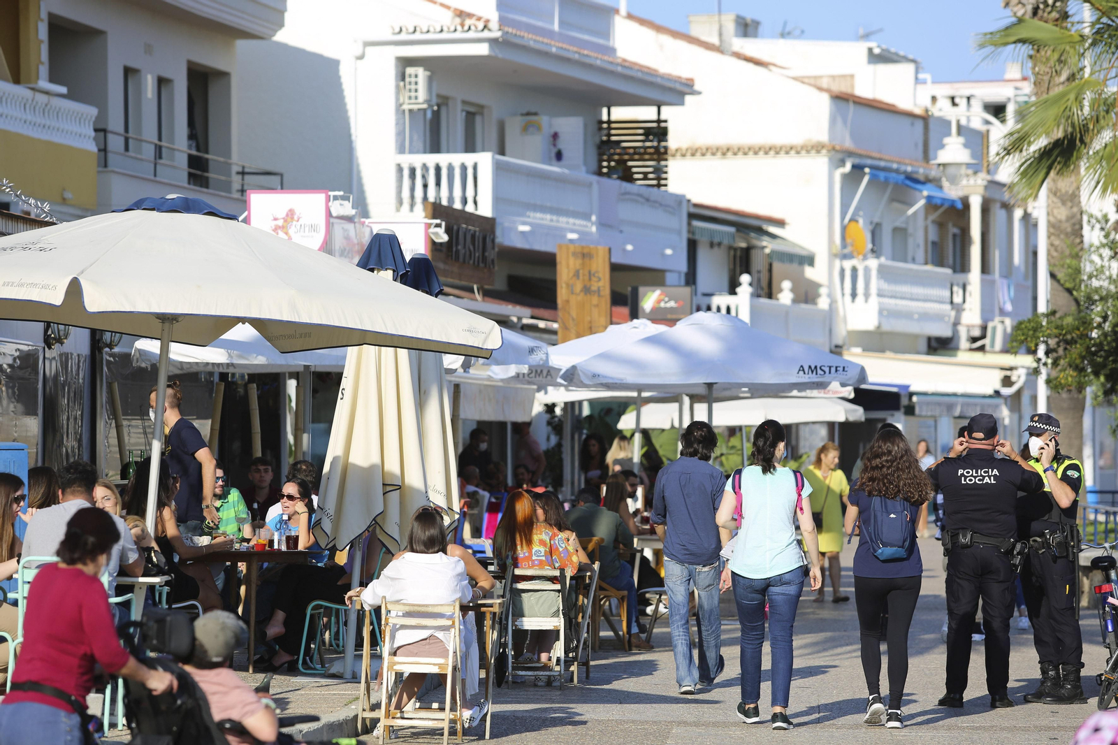 Varias terrazas de bares en el paseo de Pedregalejo.