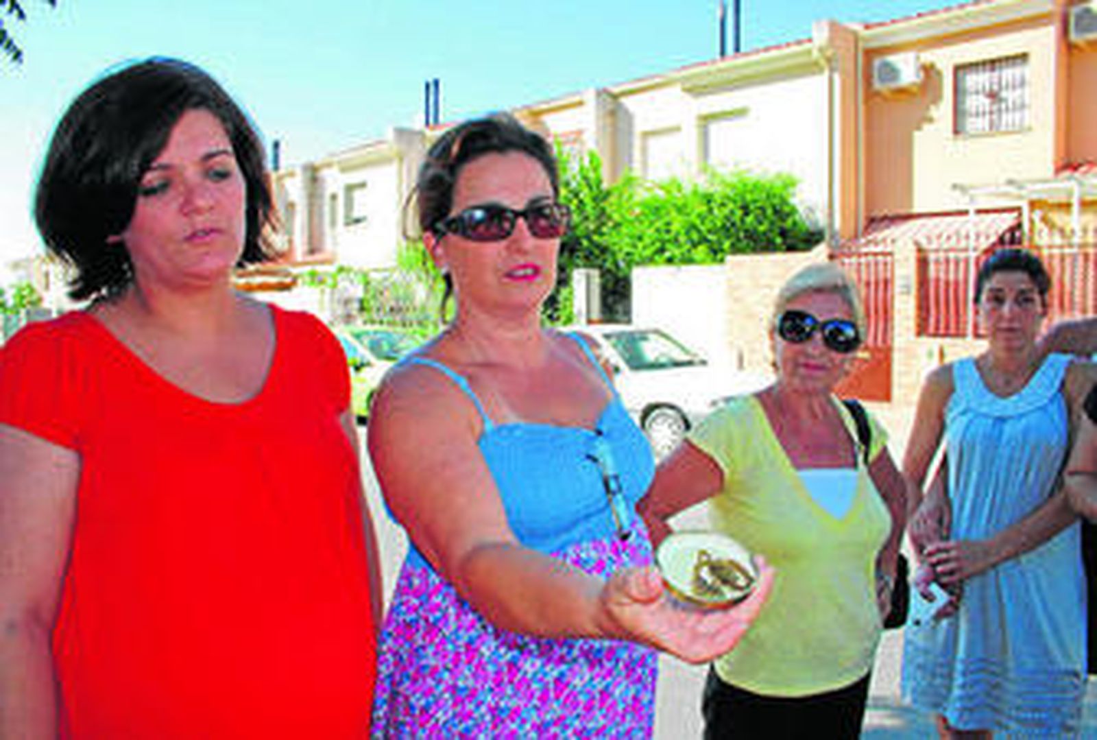 La mujer que ha sufrido las picaduras de un alacrán y la presidenta de la asociación de vecinos.