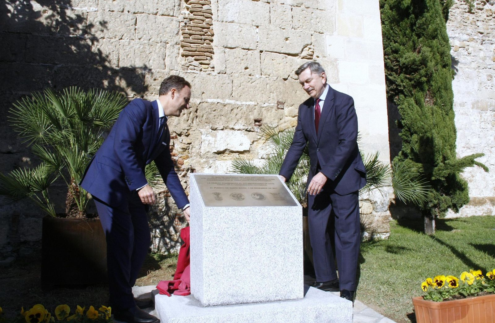 Imagen de la inauguración del monolito conmemorativo en 2017, donde se celebra mañana la ofrenda floral.