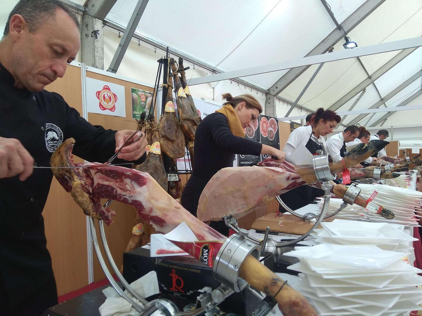 Concurso de cortadores de jamón celebrado ayer en la feria de Aracena.