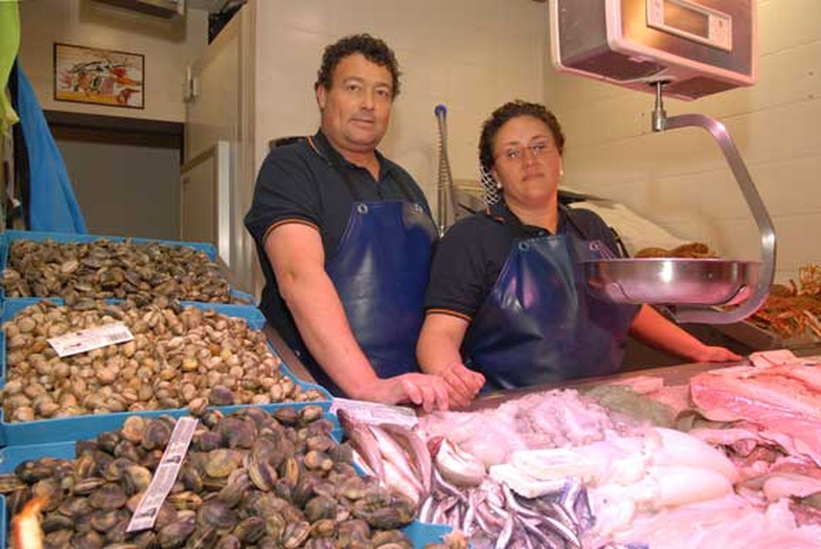 Pescadería Cabeza de Vaca
Propietario: José C. Vaca Pedrosa  · Mª Teresa Moreno y su marido, Agustín Macías, 
regentan el negocio
Puesto P-18
Género:En su expositor sobresale la dorada de estero
Llevan regentando este puesto justamente un año, el tiempo que lleva funcionando el nuevo Mercado de Abastos de Chiclana. Este joven matrimonio se ha decantado por vender pescadilla, acedías, boquerones, huevas, almejas, mejillones y centollos, siendo su especialidad la dorada de estero.
Lo traen todo directamente de las lonjas de Barbate y El Puerto de Santa María.
Sobre la plaza opinan que el cambio ha sido a mejor.


Foto: Paco Periñán