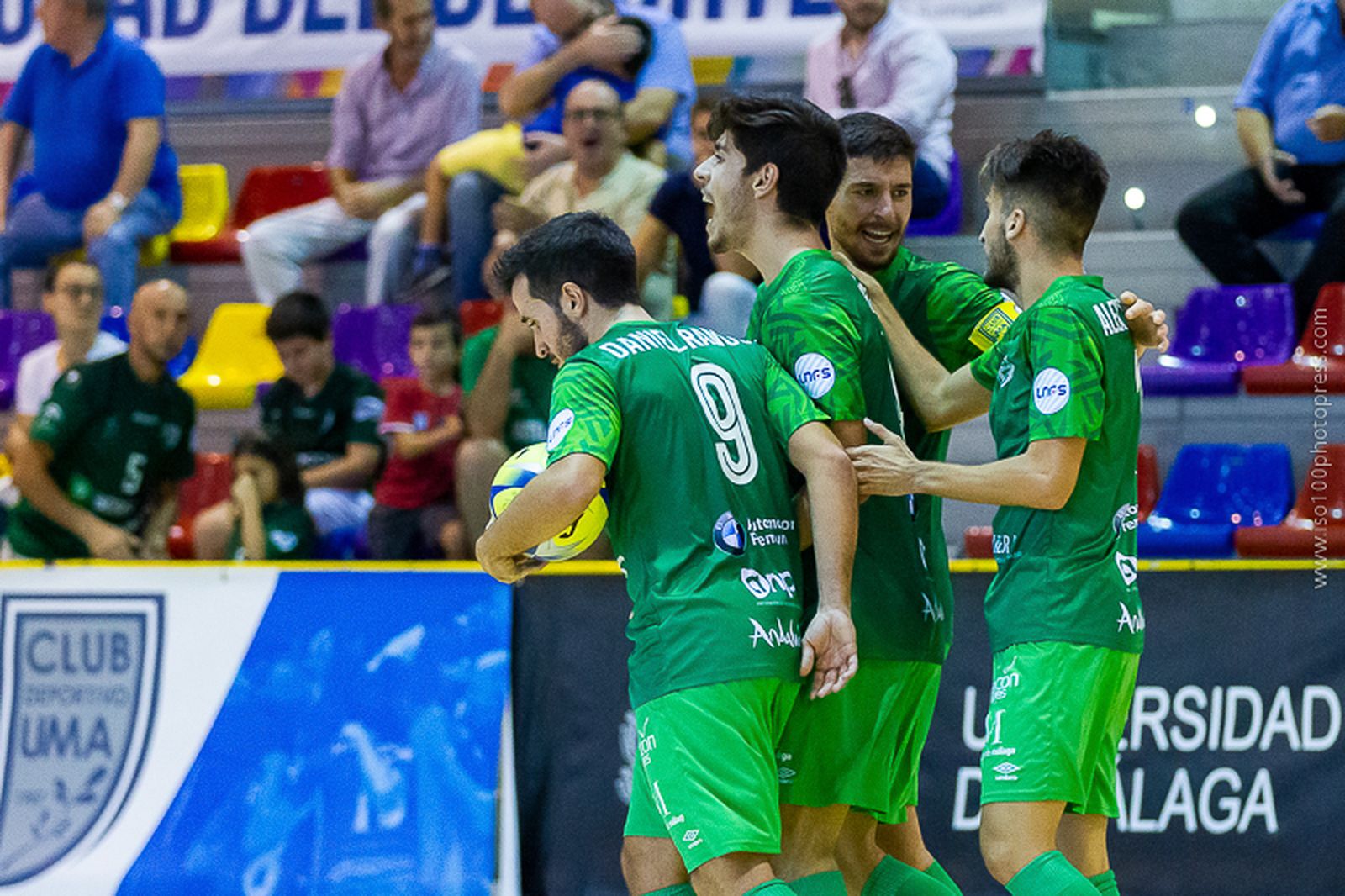 Los antequeranos celebran un gol.