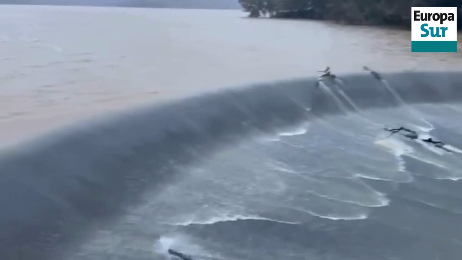 Así desembalsa el pantano de Guadarranque tras llenarse por la borrasca Kristin