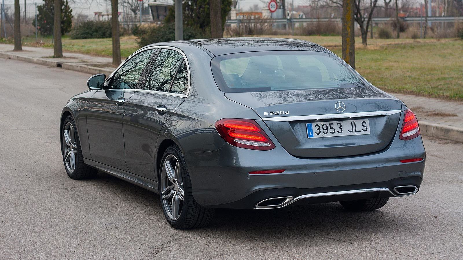 Este modelo es capaz de circular solo en situaciones de atascos.