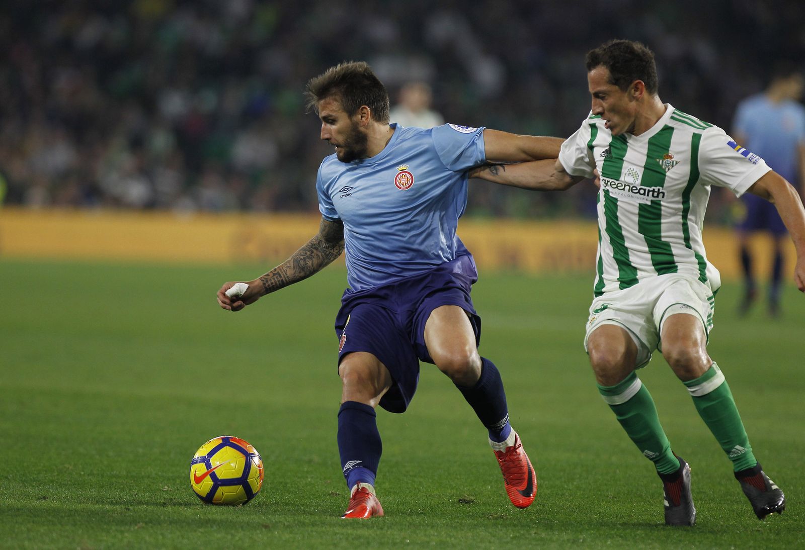 Guardado persigue a Portu en el Betis-Girona