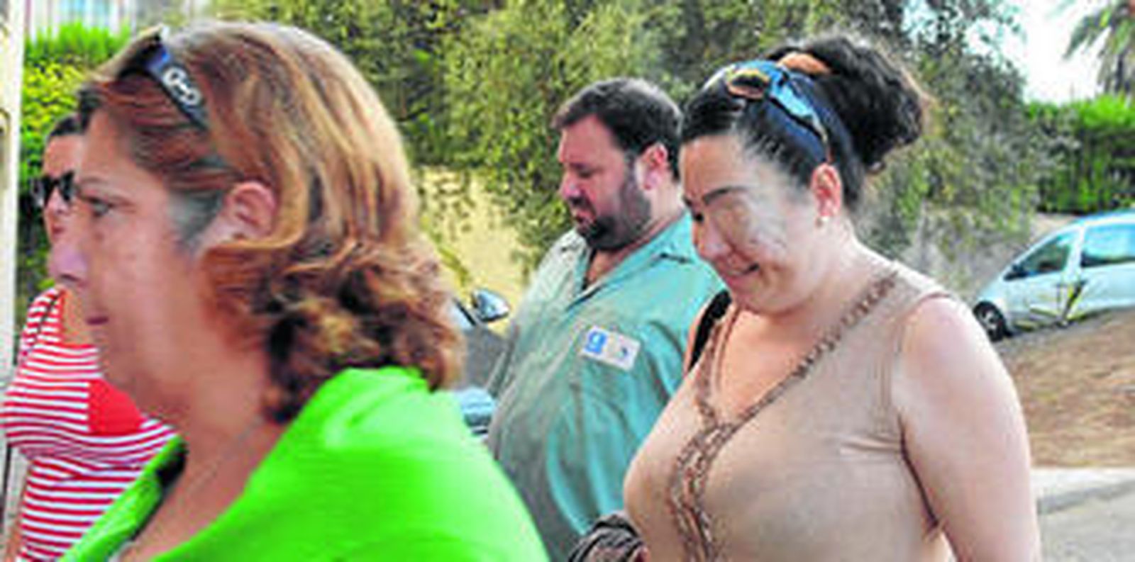 Rocío Vázquez, a la derecha, accede a la sede judicial el día en que se celebró el juicio.