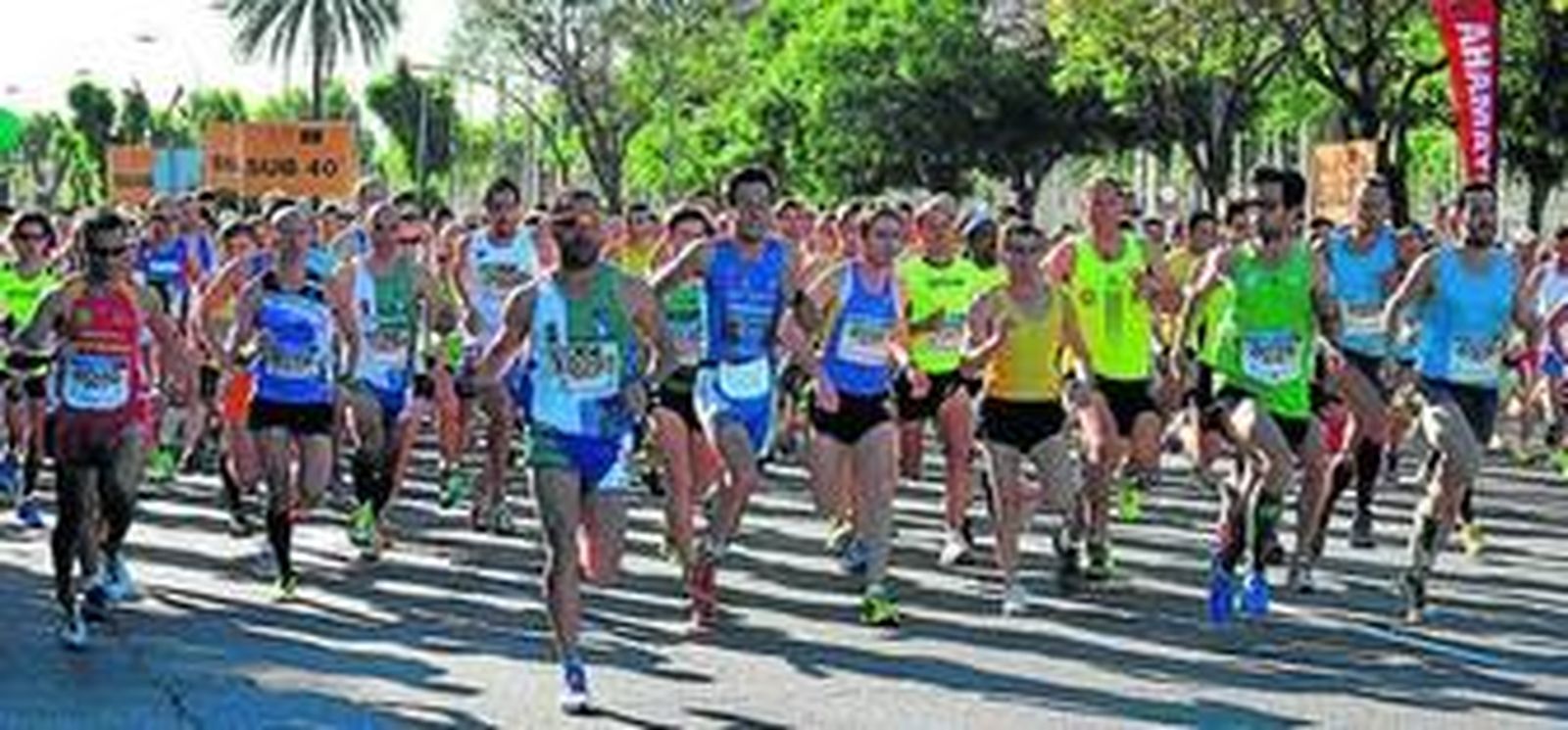 1. Exhibición de 'porsches', ayer en el perímetro de la Plaza de España, con motivo del 50 aniversario del modelo Porsche 911. 2. Carrera popular del Parque de los Príncipes con más de 5.182 inscritos, ayer.