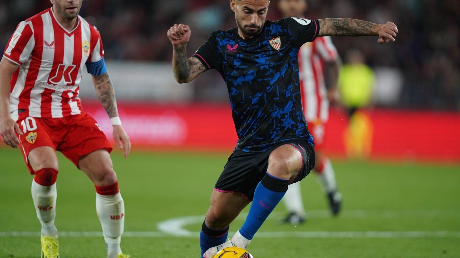 Suso conduce el balón con la izquierda ante Embarba.