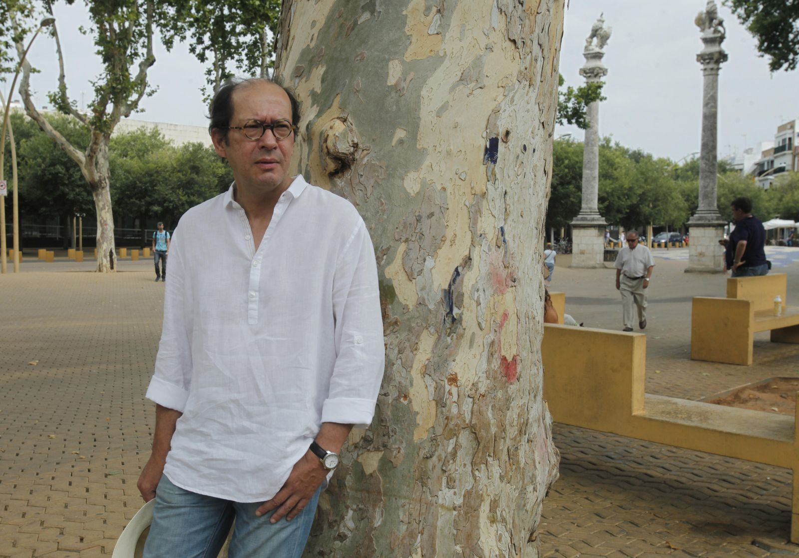 Pablo Ollero, ayer, junto a los árboles antiguos y los bancos 'nuevos' de la Alameda de Hércules.