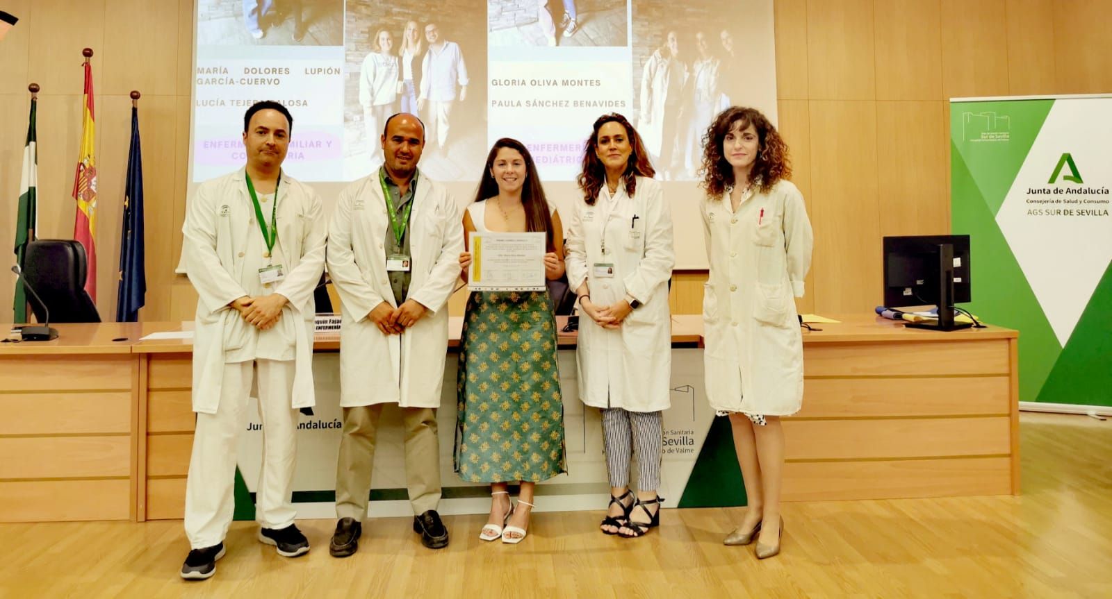 La EIR premiada acompañada del director y subdirectora de enfermería junto a los responsables docentes.