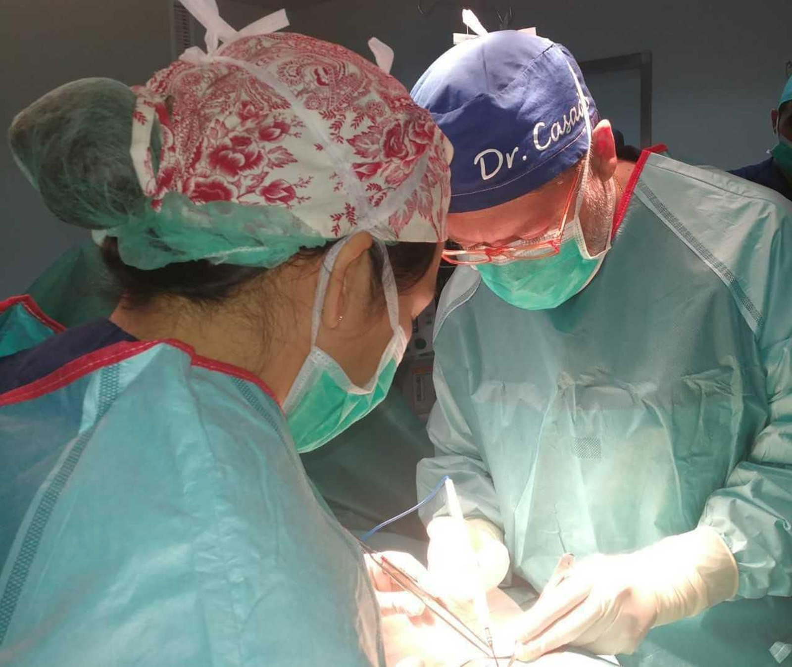 El equipo de Quirónsalud en una de las intervenciones.