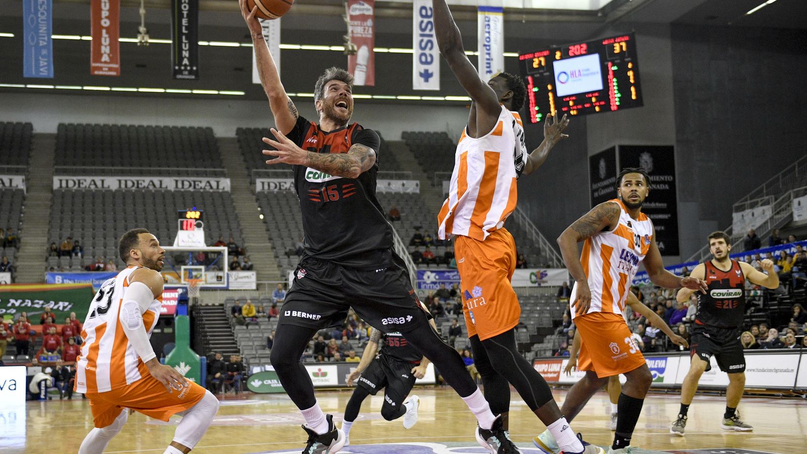 Guille Rubio intenta lanzar a canasta ante la oposición de un rival.