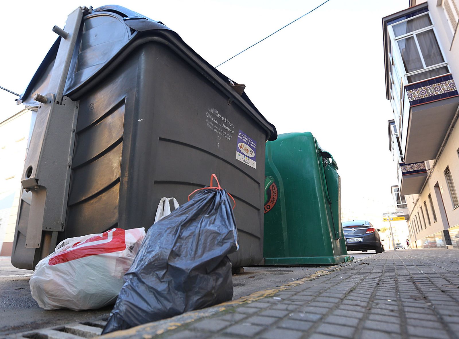 Bolsas de basura fuera de un contenedor en el centro de Chiclana, en una imagen de archivo.