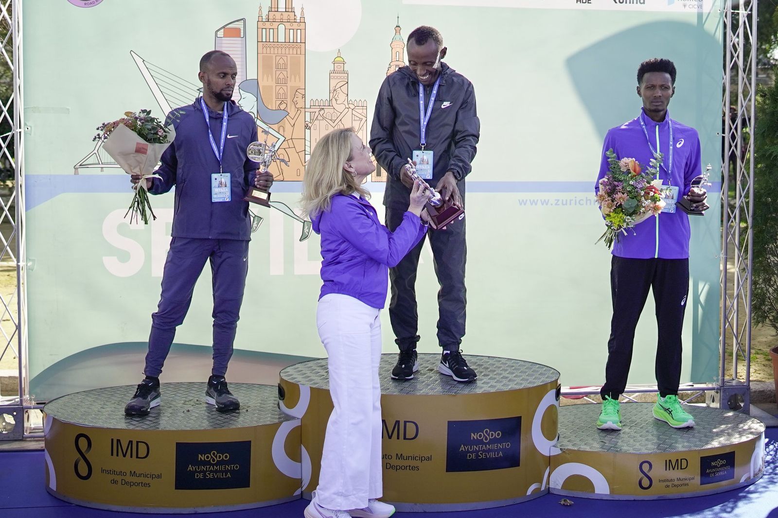 Así ha sido la entrega de premios del Zúrich Maraton de Sevilla 2026