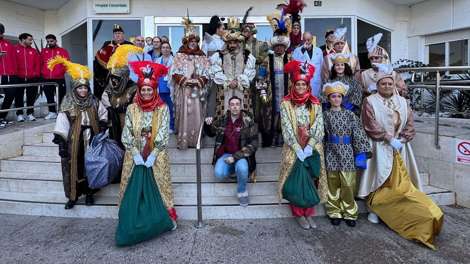 Un momento de la visita al hospital Santa María del Puerto.