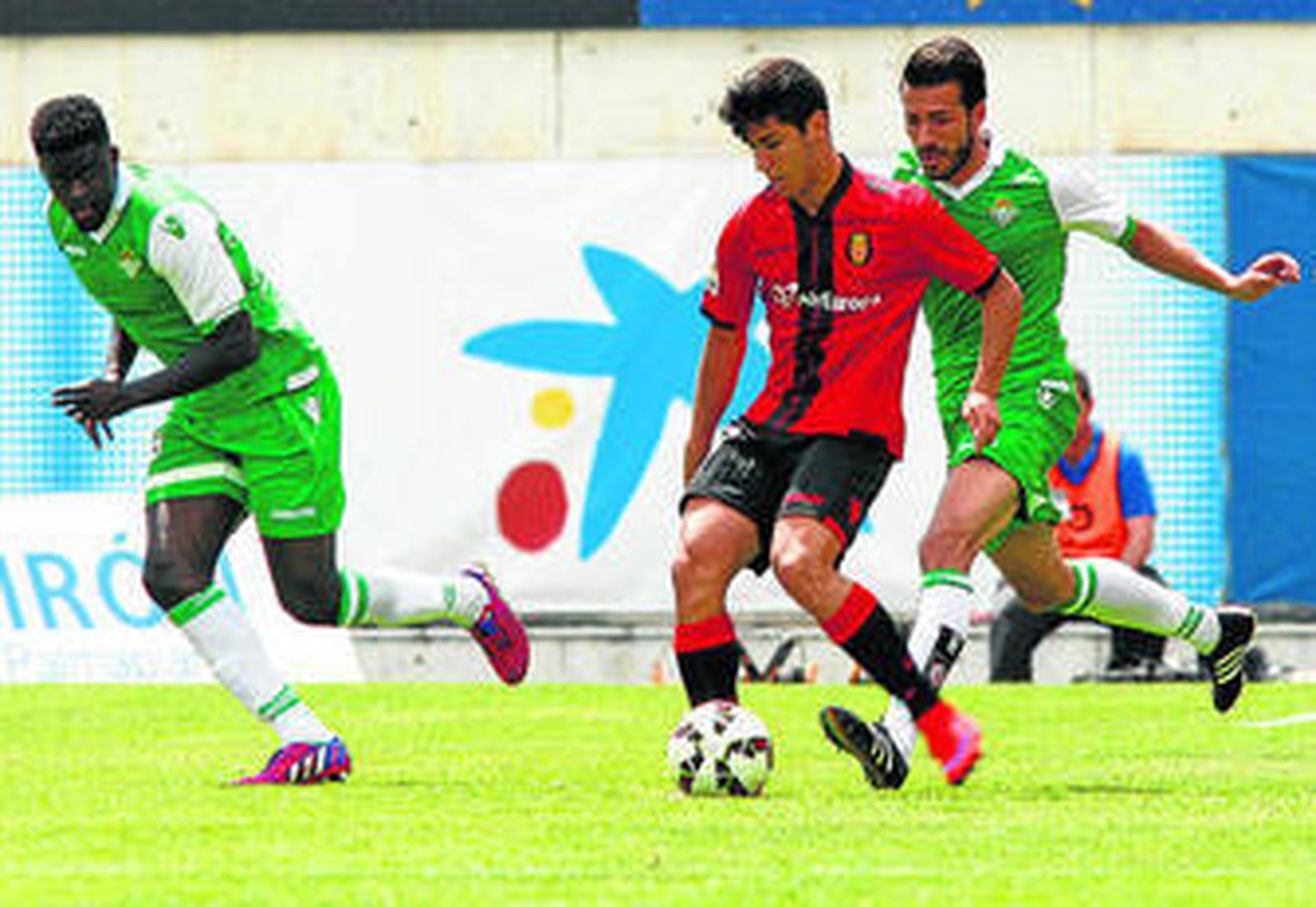 Asensio controla el balón perseguido por Xavi Torres y N'Diaye.