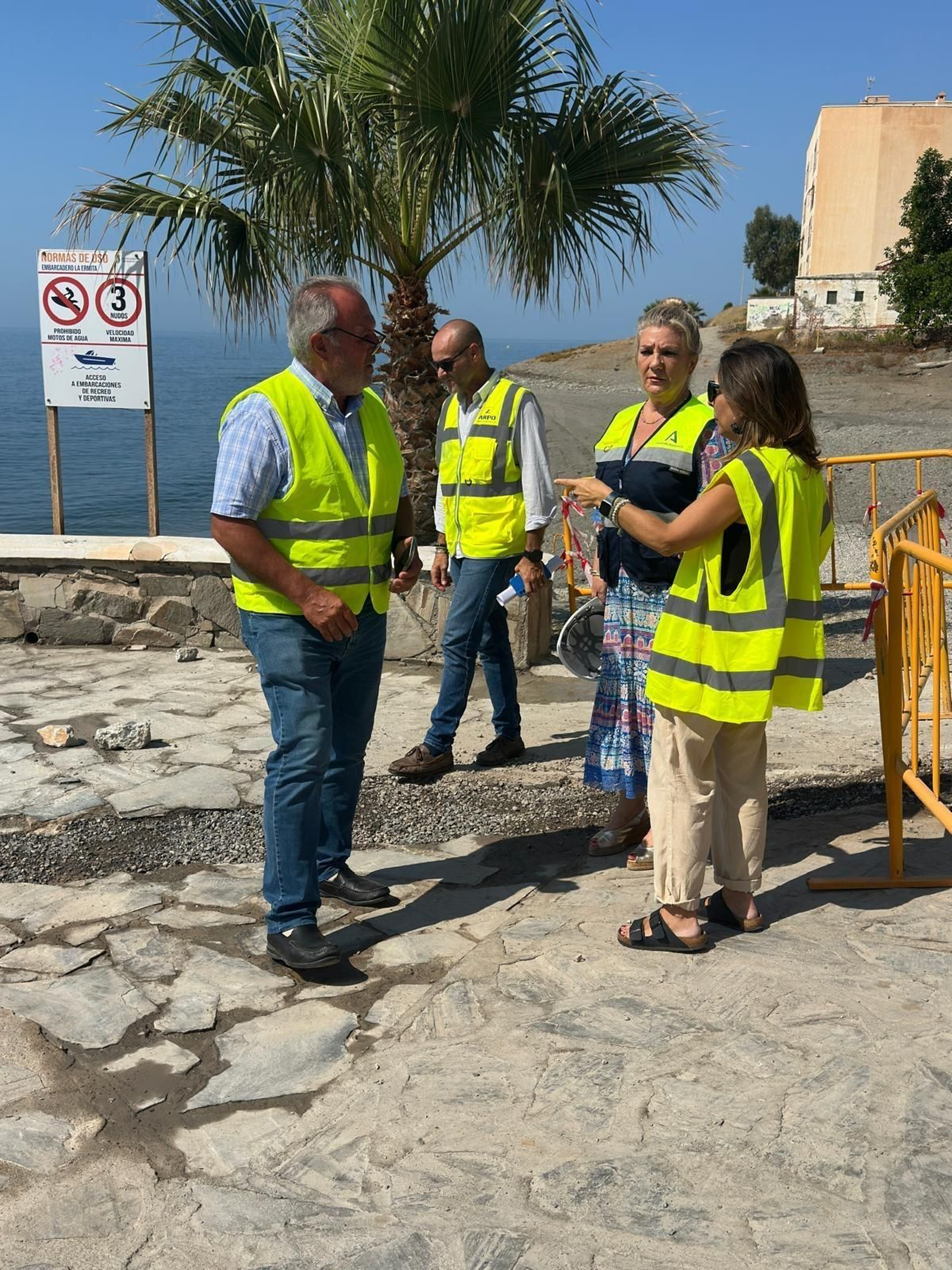 La delegada provincial con el alcalde de Polopos, en una visita a la zona