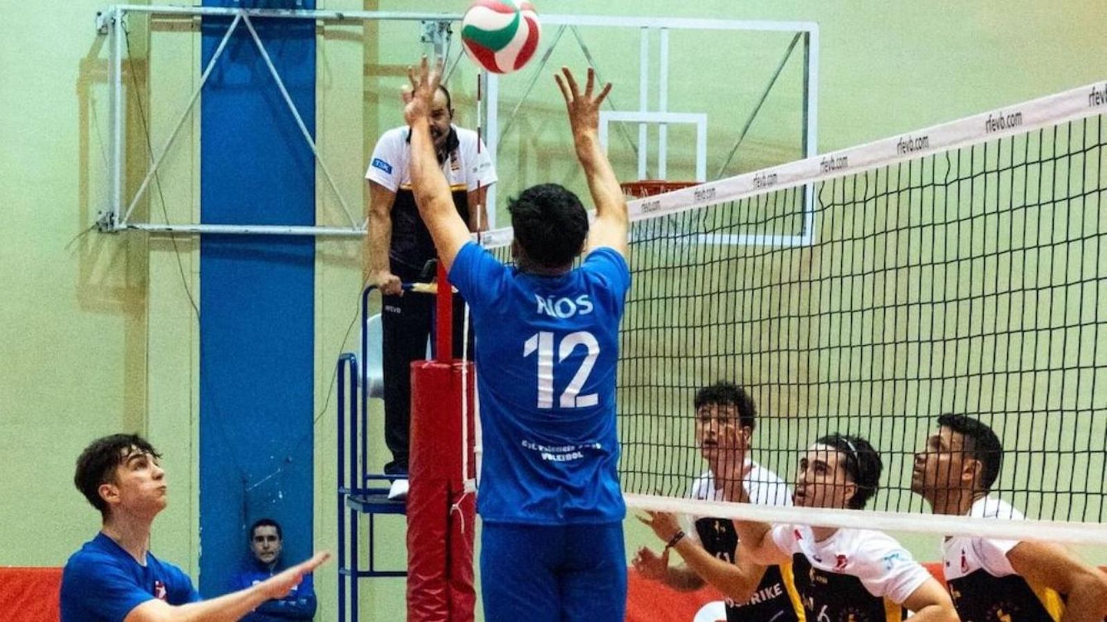 La escuela sevillana ‘fluye’ con Jesús Ríos en las filas verdes.