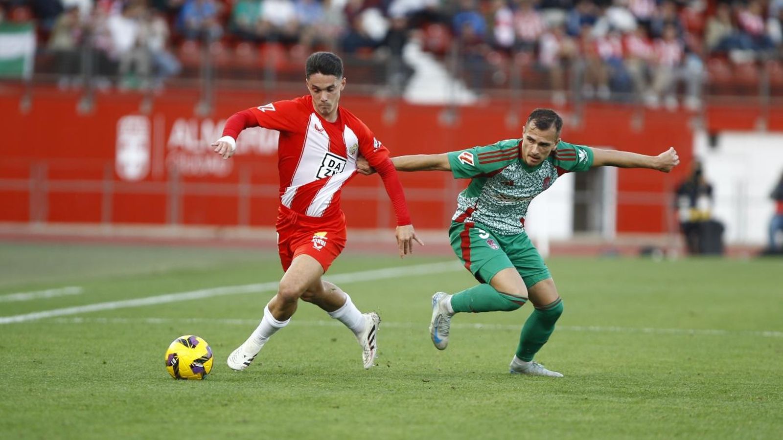 Almería y Granada pelean por una plaza de playoff.