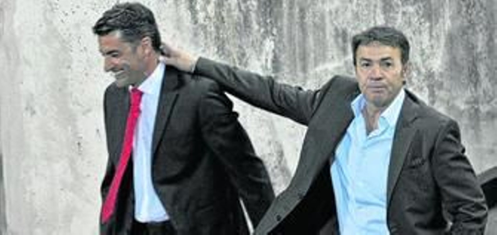 Míchel sonríe justo cuando Abel Resino lo saluda antes del comienzo del encuentro.