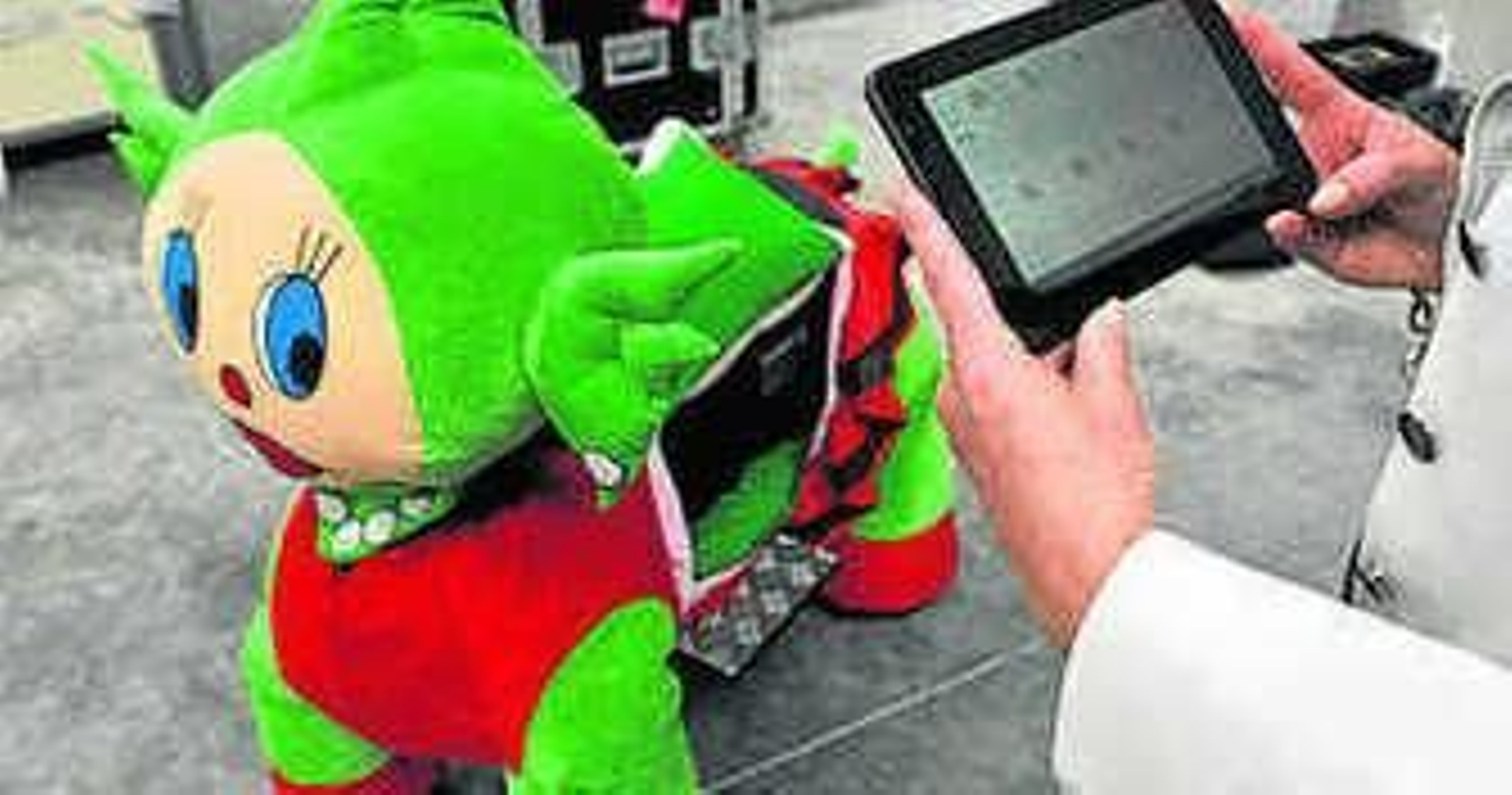 Francisco Ortiz, Remedios Iglesias y Antonio Muñoz, con los Munakys.