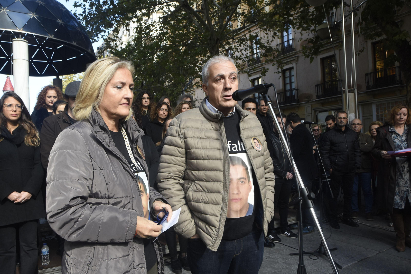 Los padres de Paco Molina, durante una concentración en Córdoba.