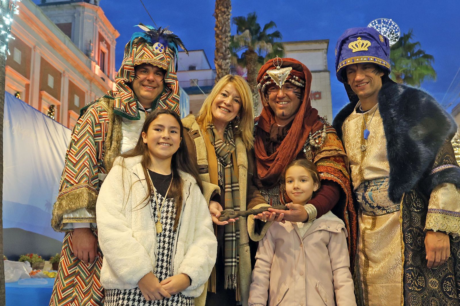 Imágenes del Heraldo Real anunciando la llegada de los Reyes Magos a Huelva