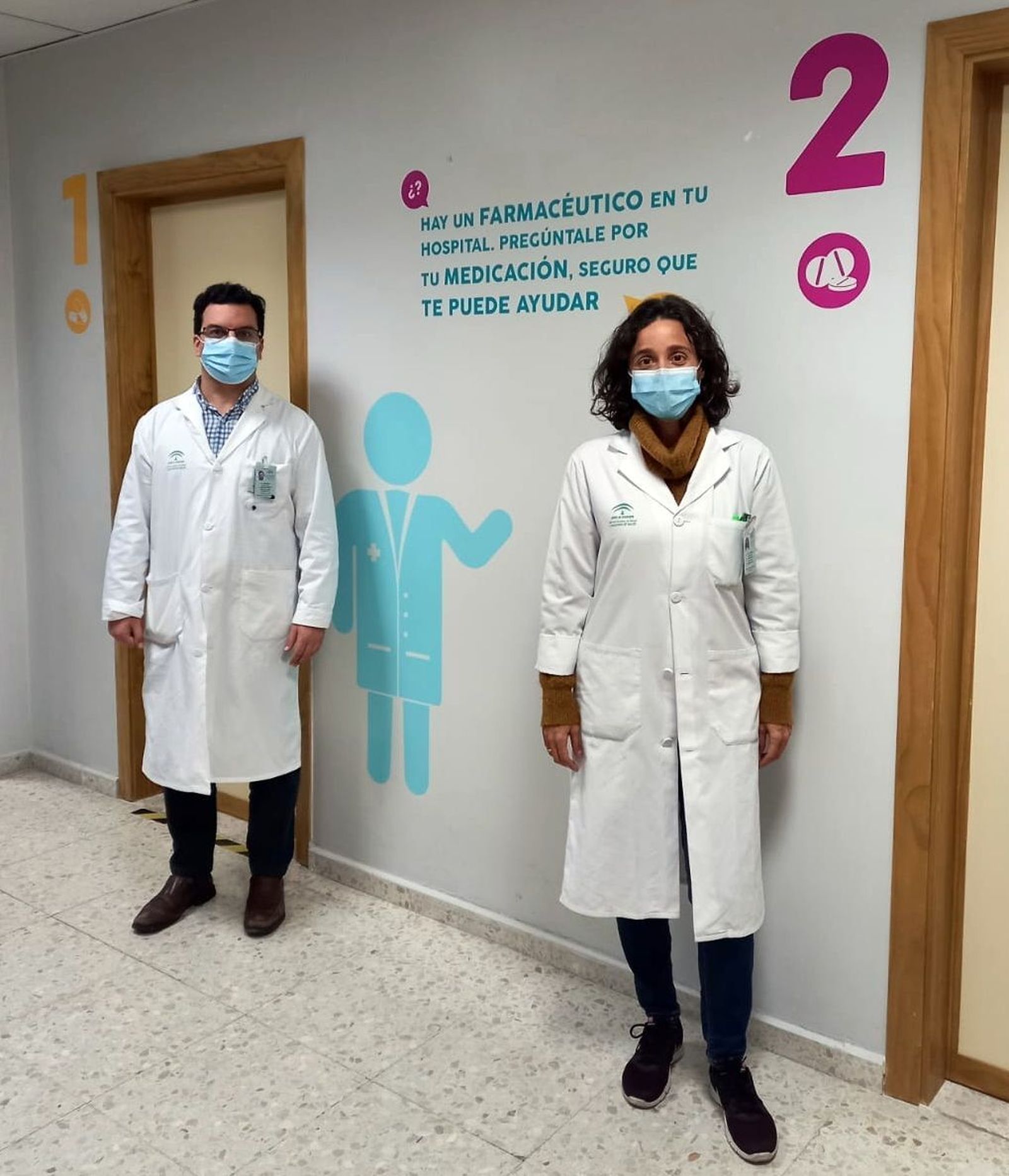 La jefa del servicio de Farmacia del  Valme, Esther Márquez, y el farmacéutico Ramón Morillo que ha  participado en el proceso de acreditación.