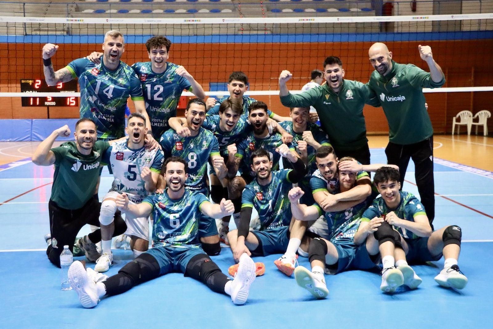 Los ahorradores celebran su victoria sobre la pista en su visita al Servigroup Playas de Benidorm.