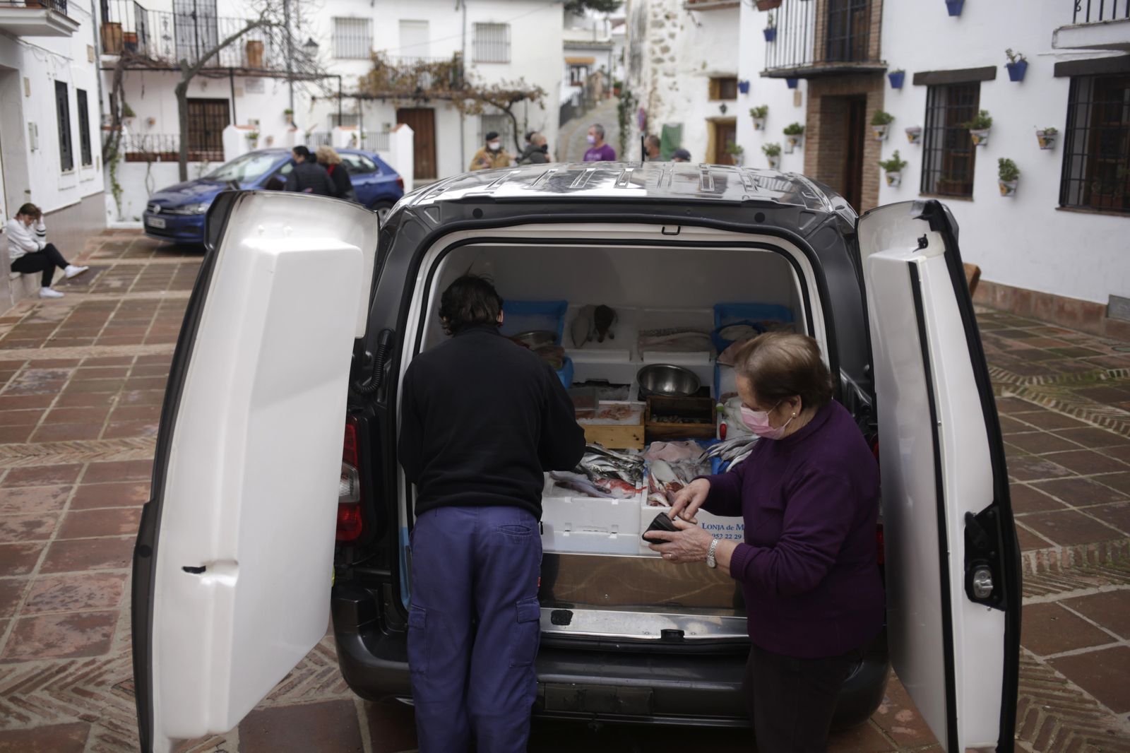 Una pescadera atendiendo a sus clientes en la plaza de Parauta.
