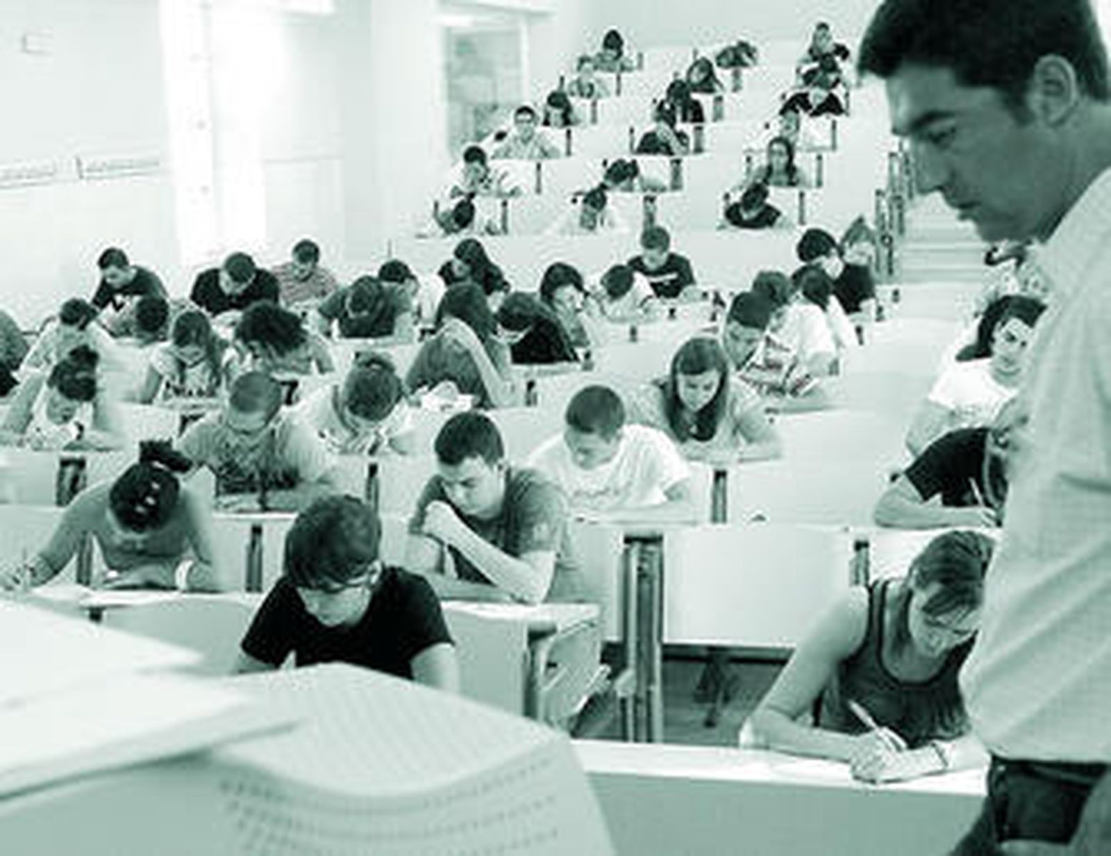 Alumnos realizando uno de los ejercicios de Selectividad.