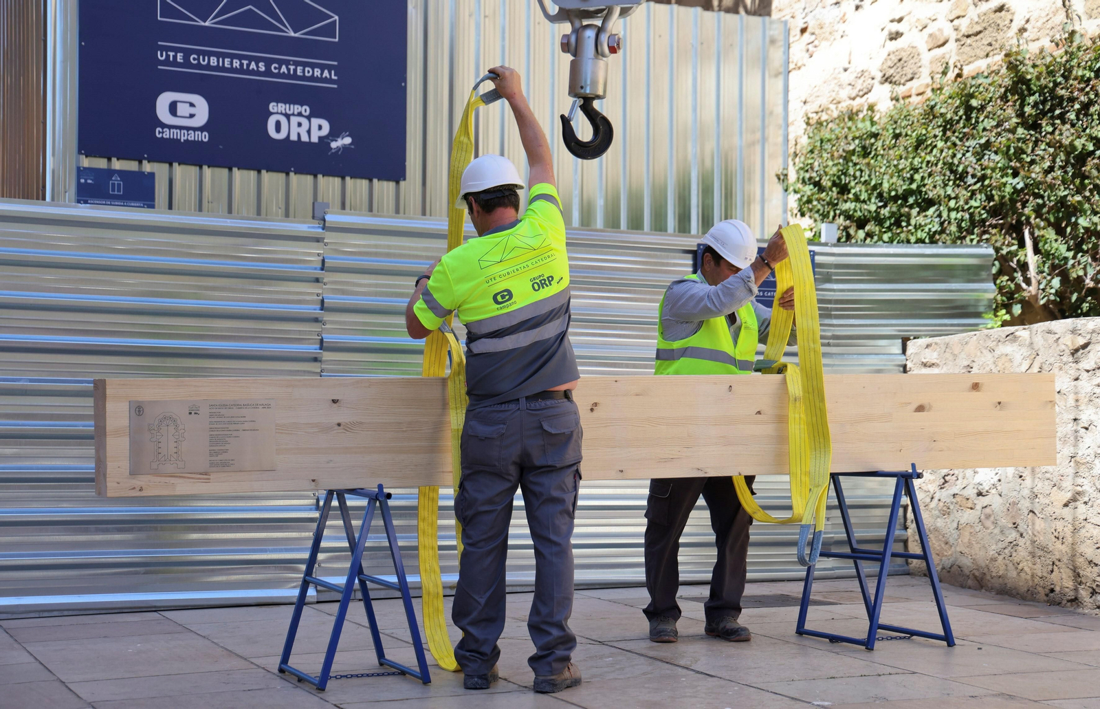 Colocan la primera viga de la nueva cubierta de la Catedral de Málaga, en fotos