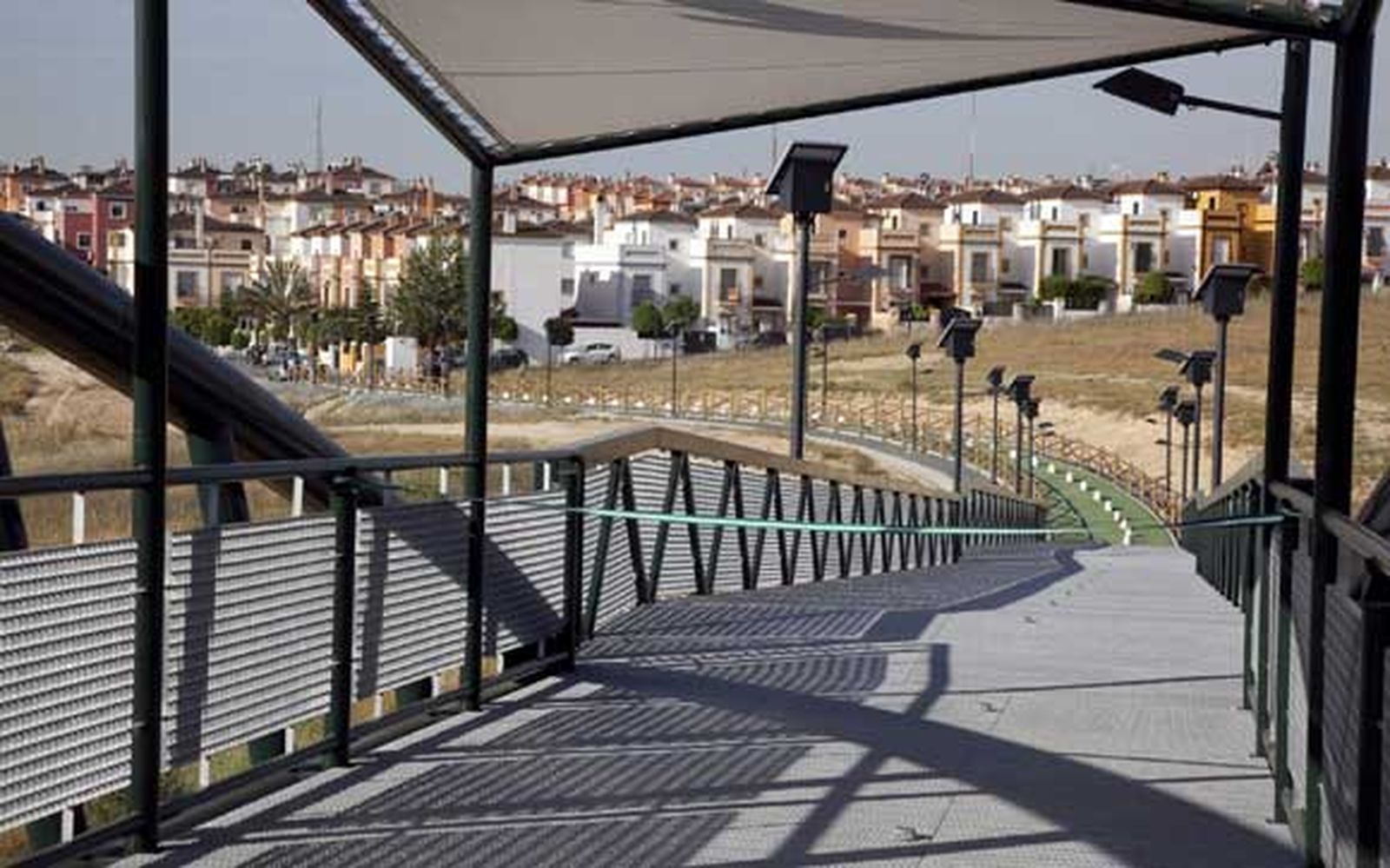 Castilleja de Guzmán y la urbanización El Señorío, unidos por una pasarela peatonal