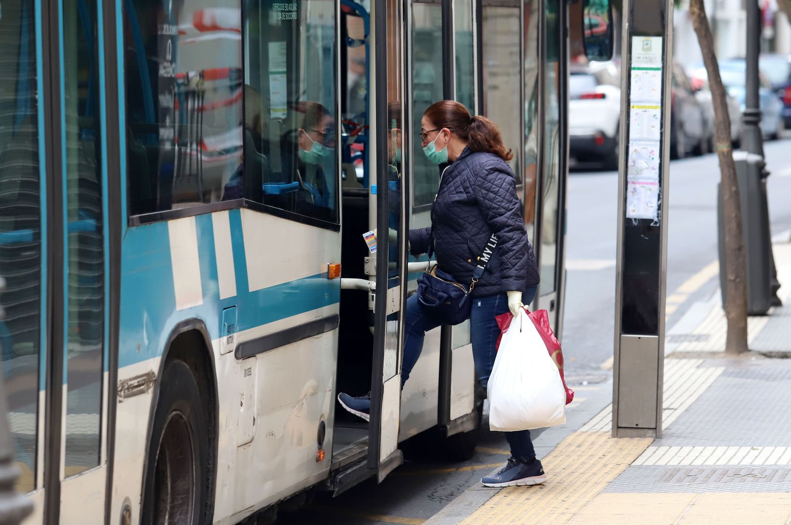 Imágenes de la actividad en las pequeñas tiendas de alimentación, fruterías y pescaderías