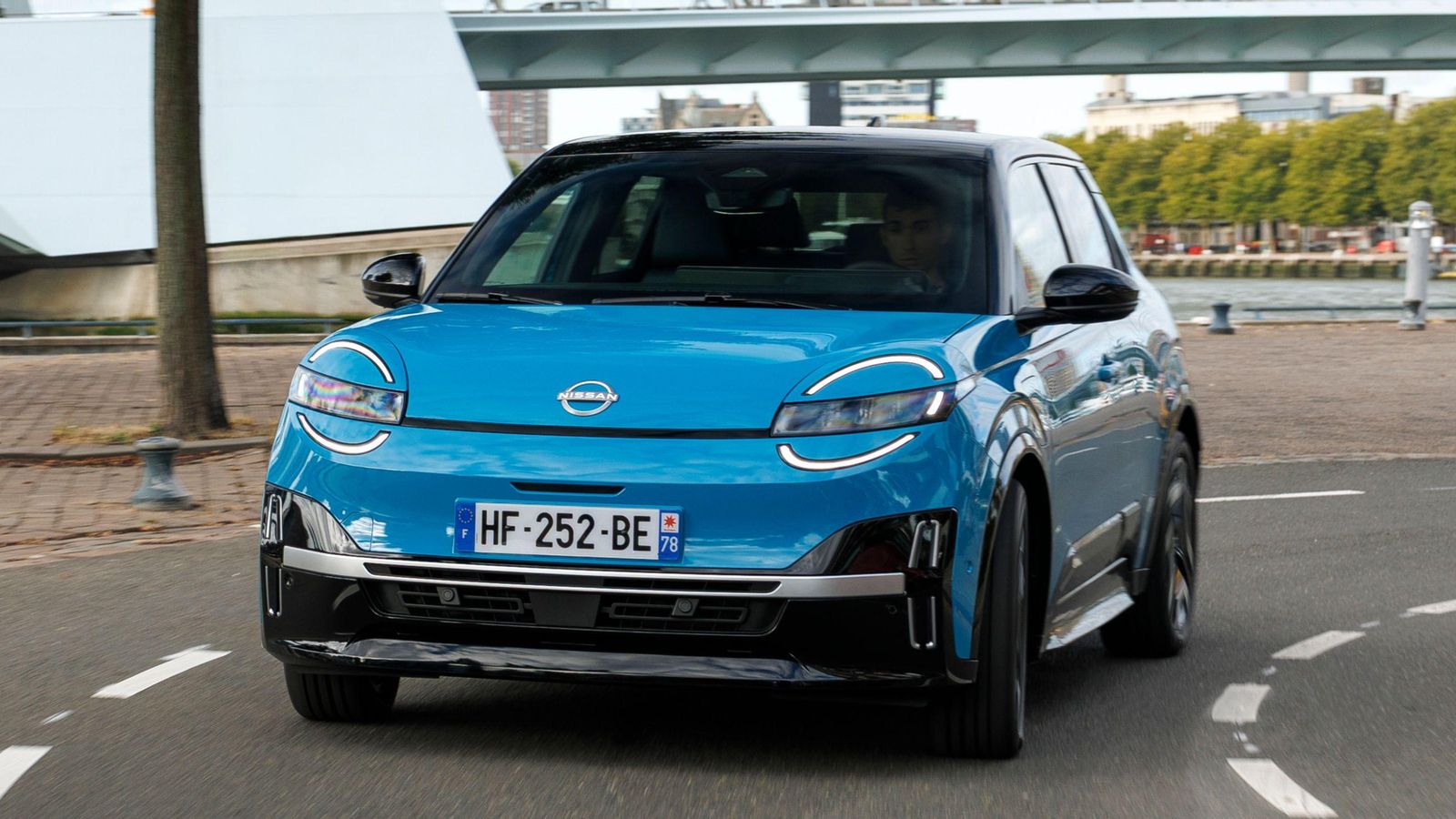 El consumo en nuestros recorridos, en trayectos sin desniveles, abundante tráfico y buena parte de los kilómetros ciudadanos, fue de 14,3 kWh/100 km el primer día y 13,6 el segundo. La autonomía así podría llegar a unos 340 km.